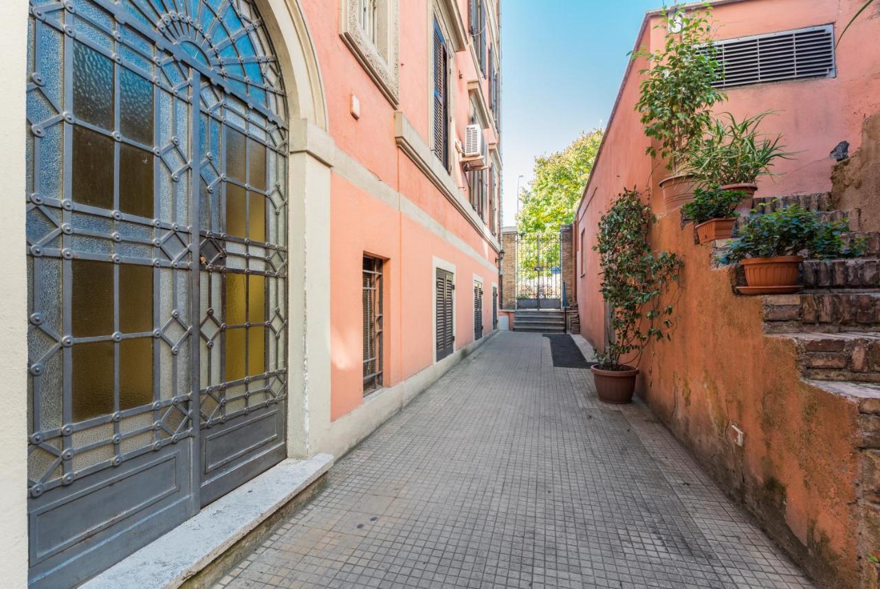 Domus Maximo, Rome